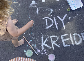 Muscheln und Sand als kreatives DIY-Projekt mit Kindern