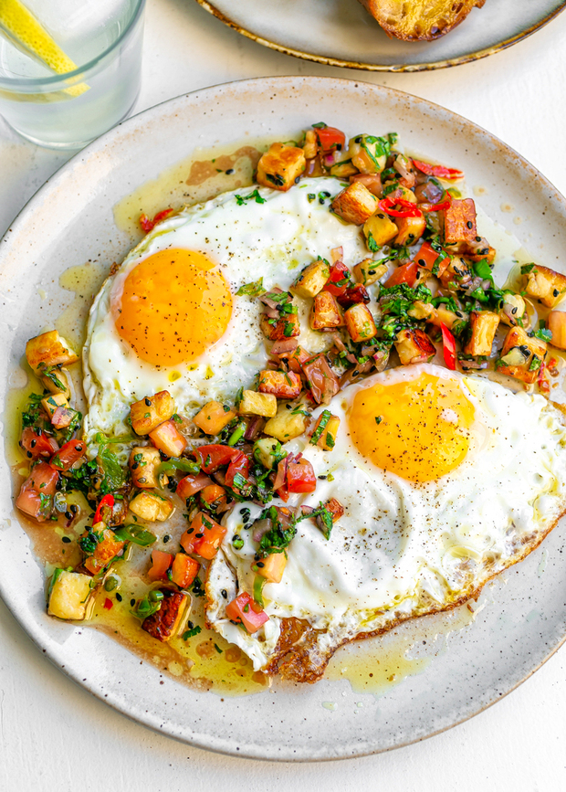 Eggs with Halloumi Salsa - Delicious and easy weekend...