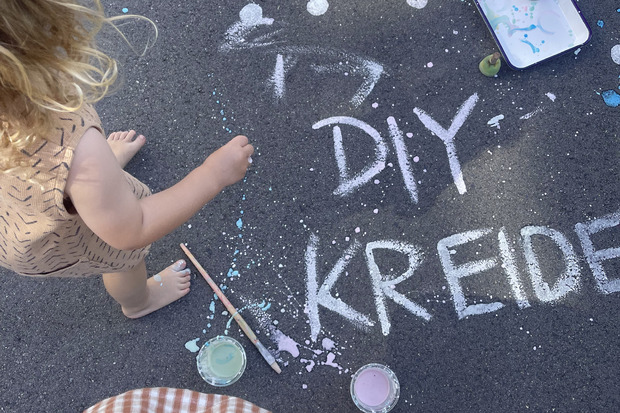 Muscheln und Sand als kreatives DIY-Projekt mit Kindern