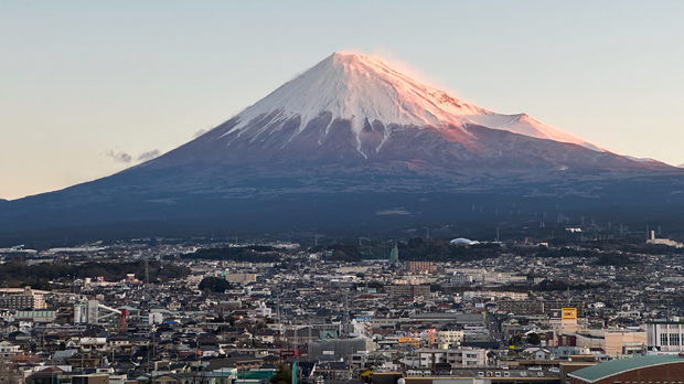 Die Stadt vor dem Mount Fuji