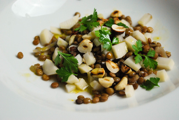 Alb-Leisa-Salat mit Peterliwurzel und Haselnüssen