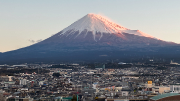 Die Stadt vor dem Mount Fuji