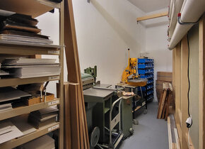 Sehr gut eingerichtete Grafische Werkstatt (Buchbinderei)...
