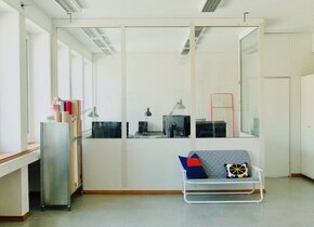 Mobilierte Atelierplatz in hellem Fotostudio