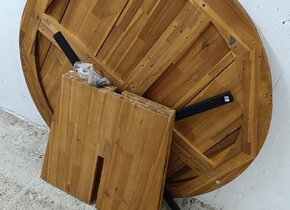 Schöner runder Gartentisch aus Akazie-Holz