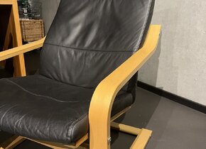 IKEA POÄNG - schwarzer Sessel aus Leder