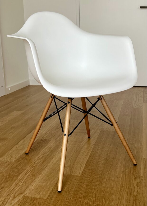 2x Eames Chair weiss, mit Armlehne