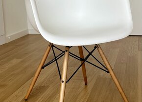 2x Eames Chair weiss, mit Armlehne