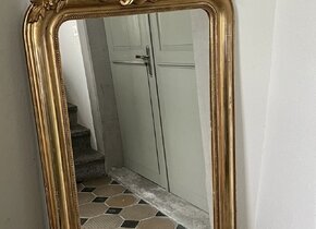 Antiker Spiegel mit Puttenengel