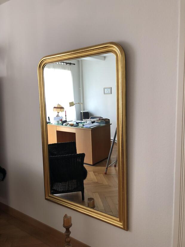 grosser Spiegel mit Goldrahmen
