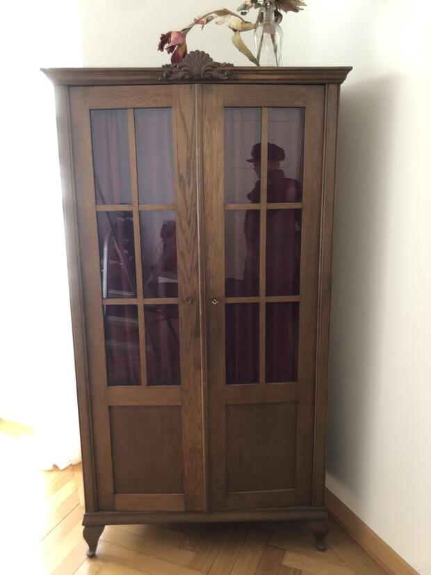 Alter Holz-Schrank mit Glaseinsatz bei den Türen