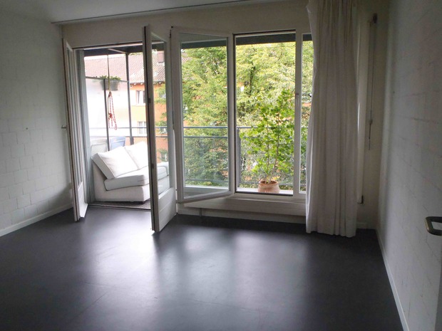 Schönes, sonniges, Süd-Zimmer, 16 m2 mit eigenem
Bad + Balkon zu vermieten ab 1.6.2024