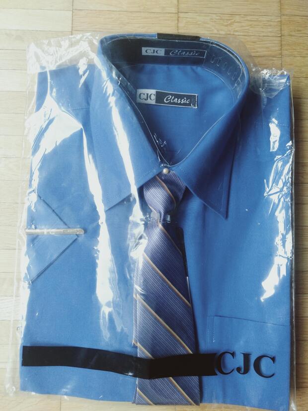 blaues Hemd von CJC plus Krawatte halb geschenkt