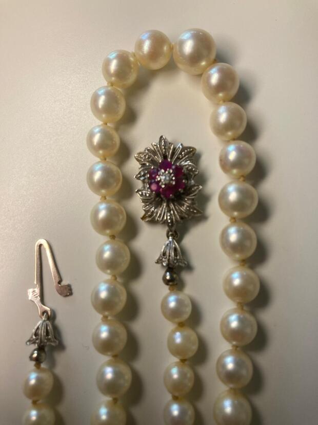 Perlenkette mit Schmuck aus 18 Karat Weißgold mit Rubinen und Diamanten