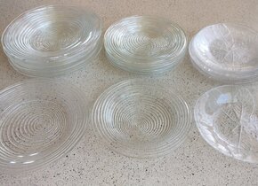 Glasteller und Glasschüsseln